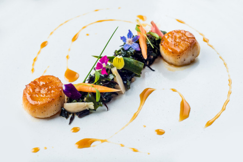Vieiras-seared scallops, seaweed salad.(Photo/China Daily) Vieiras-seared scallops, seaweed salad.(Photo/China Daily)