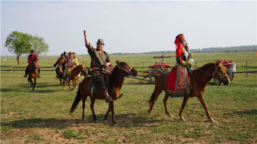 The 'bride' leaves after the mock wedding organized for diplomats and guests in the middle of a desert in Ordos, Inner Mongolia, June 27, 2015. (Photo/chinadaily.com.cn) The 'bride' leaves after the mock wedding organized for diplomats and guests in the middle of a desert in Ordos, Inner Mongolia, June 27, 2015. (Photo/chinadaily.com.cn)