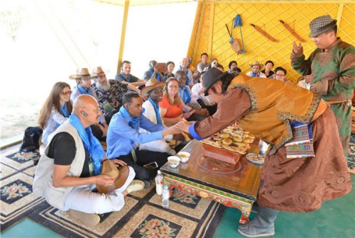 Guests exchange snuff bottle, a Mongolian tradition, with the 'groom' at a mock wedding organized for diplomats and visitors in the middle of a desert in Ordos, Inner Mongolia, June 27, 2015. (Photo/chinadaily.com.cn) Guests exchange snuff bottle, a Mongolian tradition, with the 'groom' at a mock wedding organized for diplomats and visitors in the middle of a desert in Ordos, Inner Mongolia, June 27, 2015. (Photo/chinadaily.com.cn)