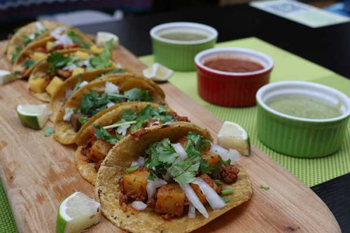 Signature dishes offered by Pebbles Courtyard include chips and dips (top) and 'streetstyle' tacos (above).(Photo By Hannah Adamson/For China Daily) Signature dishes offered by Pebbles Courtyard include chips and dips (top) and 'streetstyle' tacos (above).(Photo By Hannah Adamson/For China Daily)