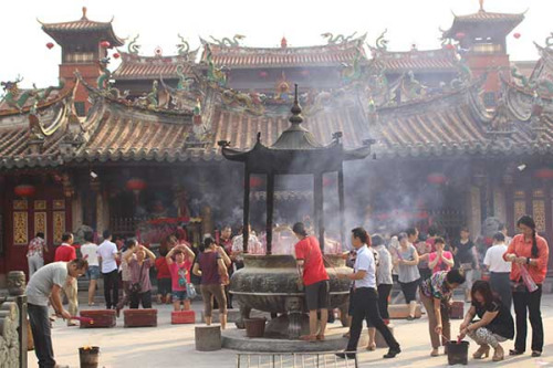 Local people stop by Guanyue Temple to burn incense sticks on their way to work in Quanzhou, Fujian province, where mass pilgrimages remain part of daily life.(Photo by Wang Kaihao/China Daily) Local people stop by Guanyue Temple to burn incense sticks on their way to work in Quanzhou, Fujian province, where mass pilgrimages remain part of daily life.(Photo by Wang Kaihao/China Daily)