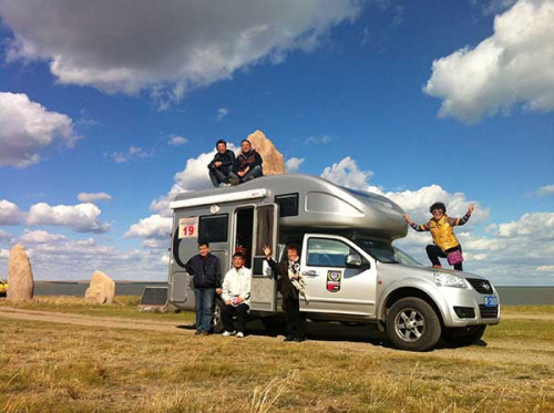 Yang Bei (right, top picture) and her family members spent 136 days touring half the world in a recreational vehicle last year.(Photo provided to China Daily)