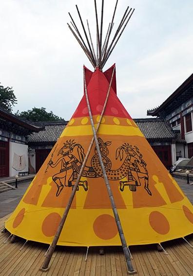 Toni Scott's installation Tepee, featuring totems of Native American tribes, is to celebrate the cultural richness of the tribes.(Photo by Xu Bocheng/For China Daily) Toni Scott's installation Tepee, featuring totems of Native American tribes, is to celebrate the cultural richness of the tribes.(Photo by Xu Bocheng/For China Daily)