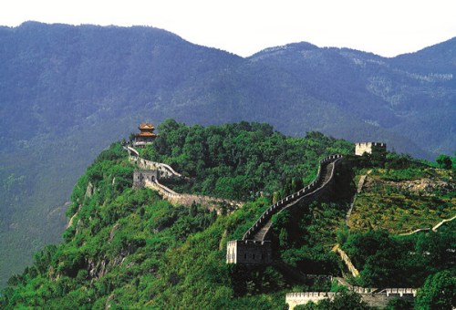 Linhai's Great Wall, built 1,600 years ago, is called the Jiangnan Great Wall because of its location in the southern part of the country. (Photo by Shen Wenjin/For China Daily) Linhai's Great Wall, built 1,600 years ago, is called the Jiangnan Great Wall because of its location in the southern part of the country. (Photo by Shen Wenjin/For China Daily)
