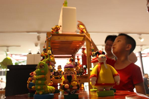 The Nanluoguxiang area in Beijing is a new center for craftsmen to revive cultural heritage such as snuffbox miniature paintings and figurines (above). (Wang Kaihao/China Daily) The Nanluoguxiang area in Beijing is a new center for craftsmen to revive cultural heritage such as snuffbox miniature paintings and figurines (above). (Wang Kaihao/China Daily)