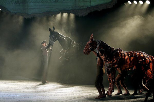 When people play <EM>War Horse</EM> It takes three actors to manipulate the life-size horse in the play War Horse. (Photo by Jiang Dong/China Daily) When people play <EM>War Horse</EM> It takes three actors to manipulate the life-size horse in the play War Horse. (Photo by Jiang Dong/China Daily)