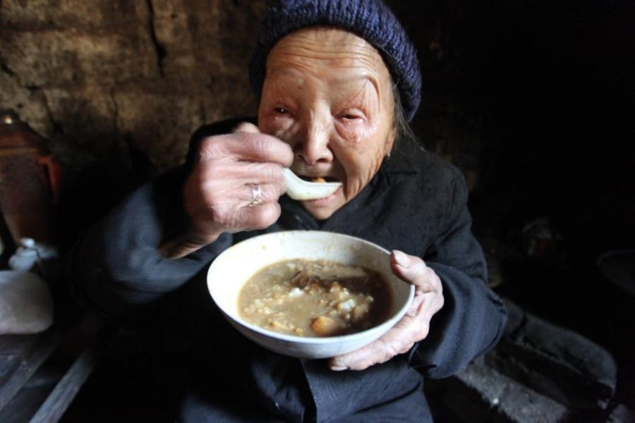 90-year-old woman seeks festival company (2/7)