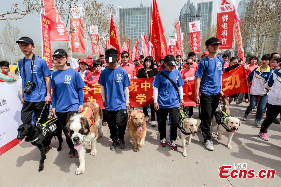 Guide dogs play a role in marathon(1/5)