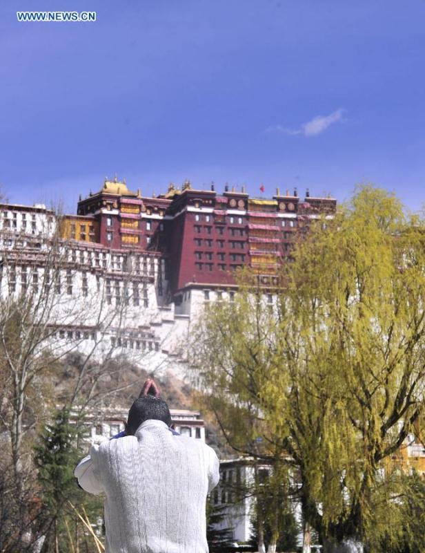 Spring scenery of the Potala Palace in China's Lhasa(1/3)