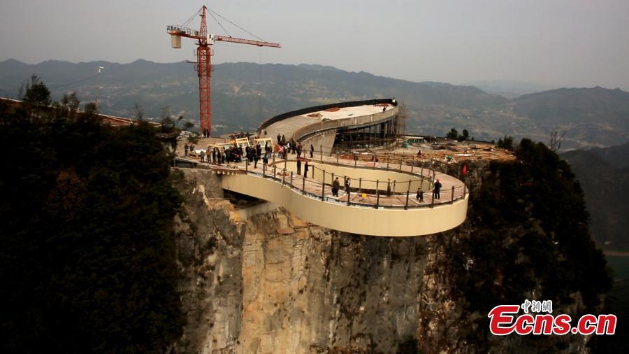 Record-breaking glass bridge to finish construction in Chongqing(1/5)