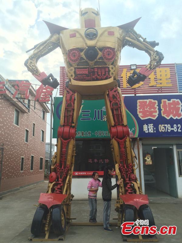 Auto mechanic builds robot sculpture in 3 months (1/4)