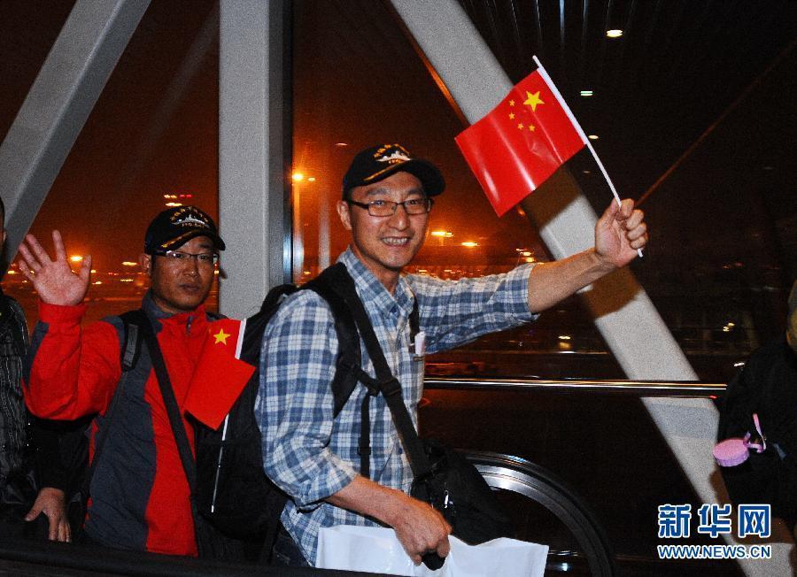 First group of 104 Chinese evacuees from Yemen back in Beijing (1/2)