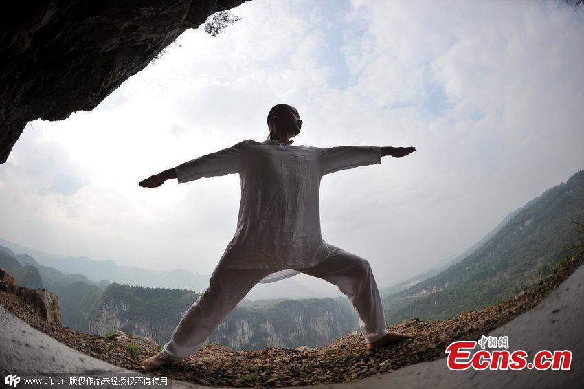 Yoga player takes death-defying challenges(1/3)