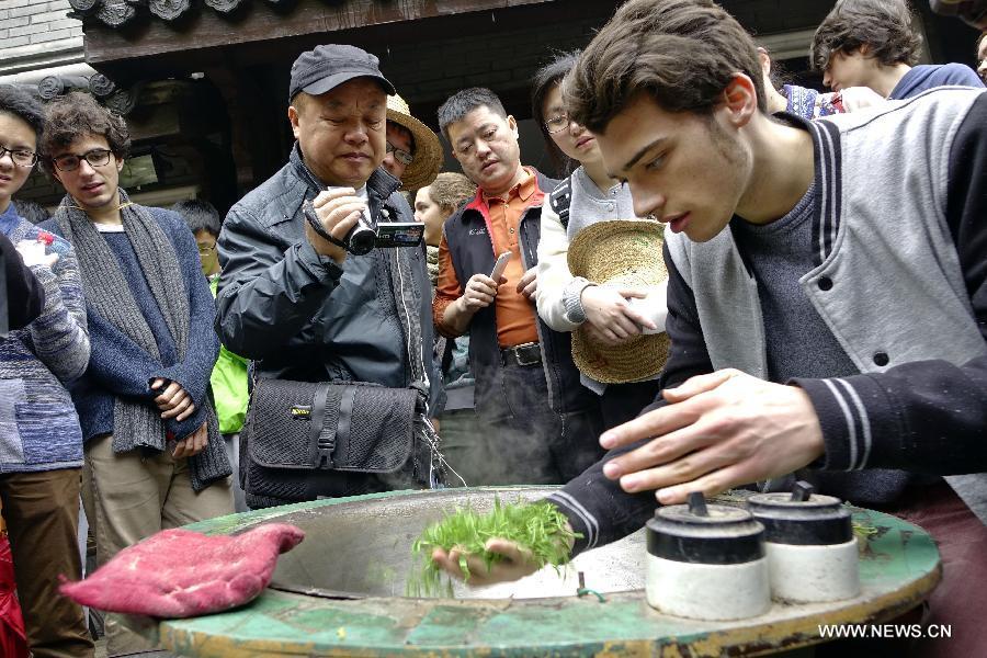 Swiss students visit tea garden in China's Hangzhou(1/4)