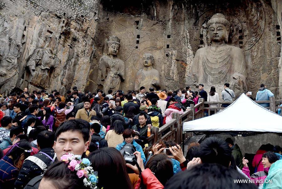 Longmen Grottoes crammed with visitors(1/4)