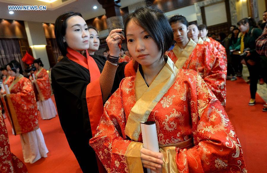 Girls attend adulthood ceremony in Xi'an (1/4)