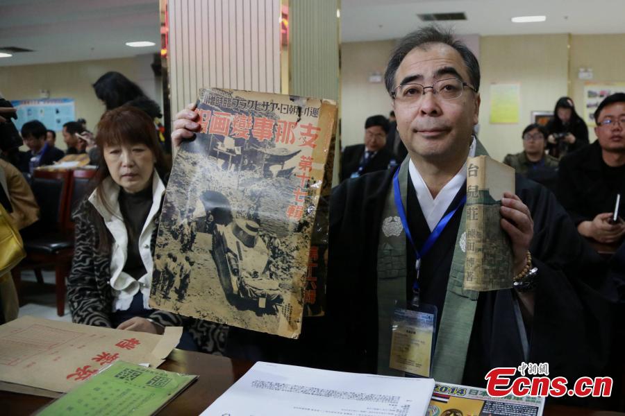 Japanese monk donates WWII documents to Chinese memorial (1/4)
