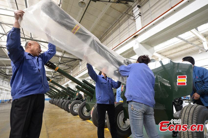 Cannons ready for gun salute in military parade (1/3)