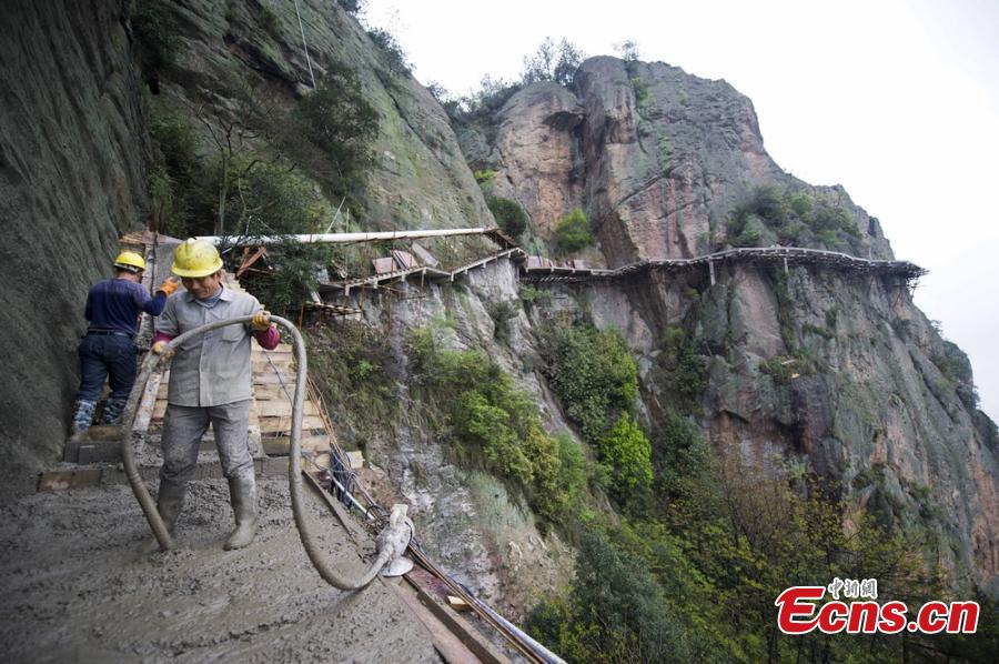 A peek into life of cliff pathway builders(1/18)