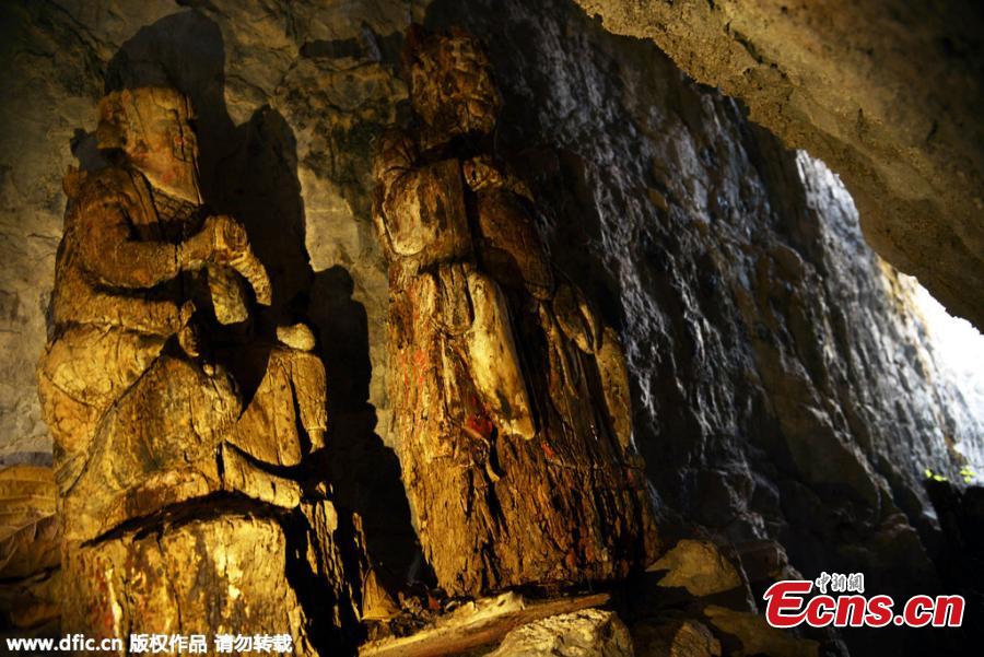 Wooden sculptures discovered on Chongqing cliff(1/3)