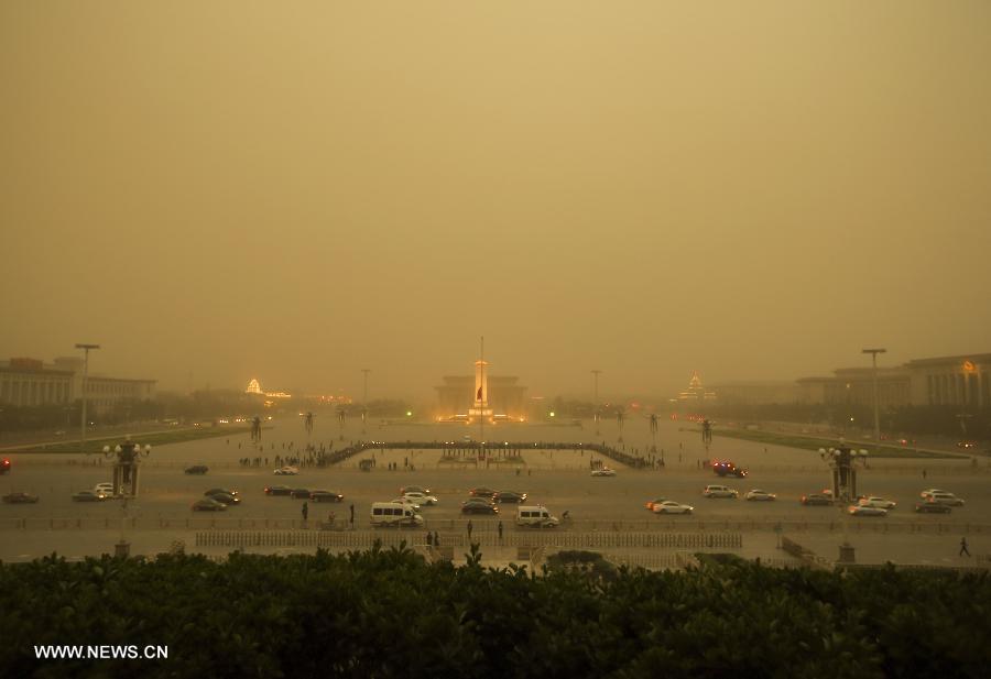Heavy sandstorm shrouds Beijing(1/5)