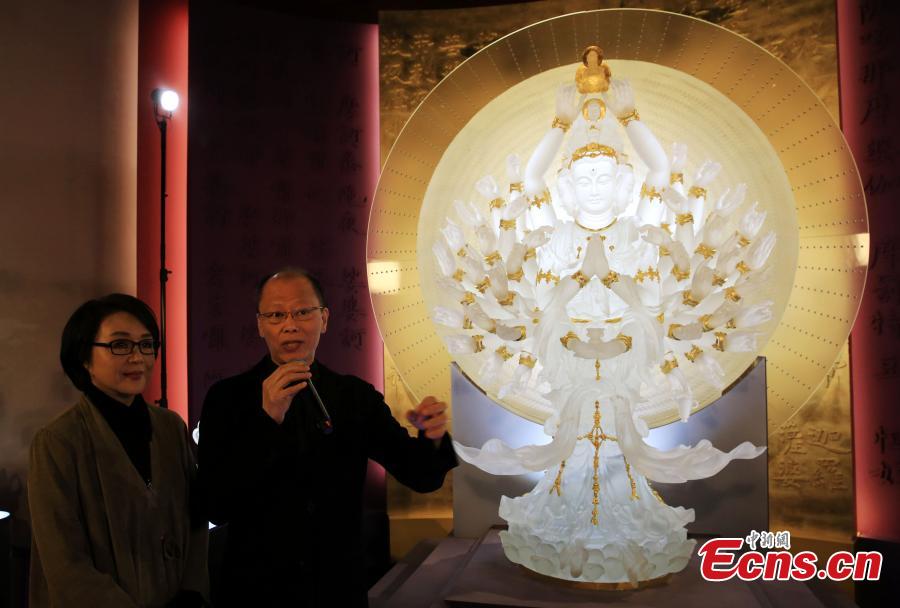 Glass sculpture 'Thousand-hand Bodhisattva' debuts in Shanghai (1/3)