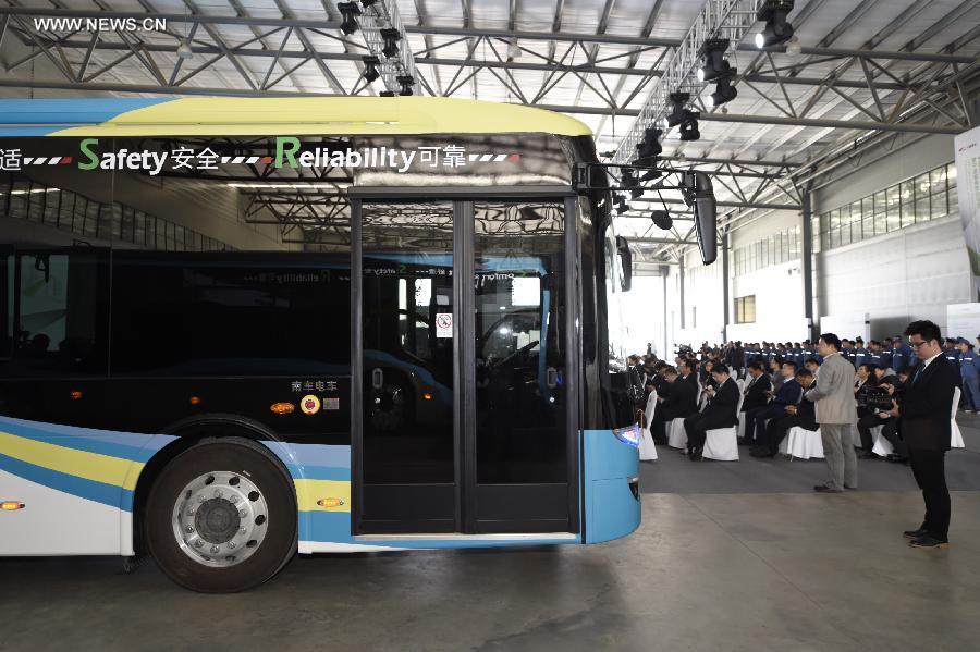 18-meter-long BRT with super capacitor seen at CRS Ningbo base(1/4)