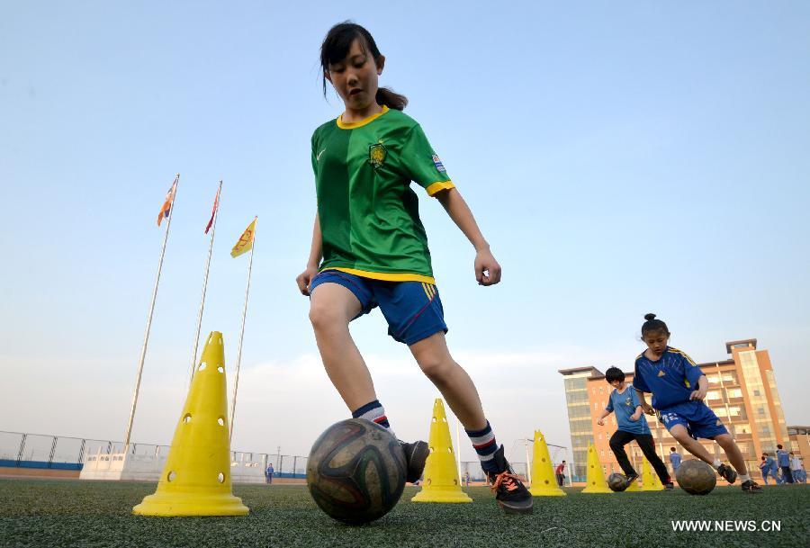 Chinese young girls from Hebei rule soccer fields(1/7)