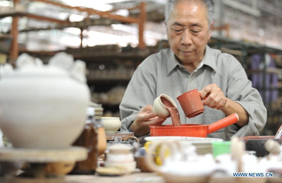 Remarkable celadon professor succeeds in combining modern and ancient(1/6)