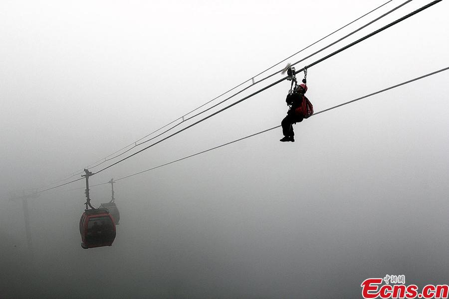 Emergency drill for cableway safety held at Tianmen Mountain (1/5)