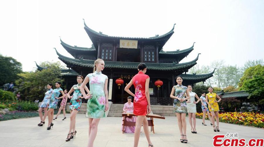 Models shine at tourism festival themed 'Flowery March' in Yangzhou(1/4)