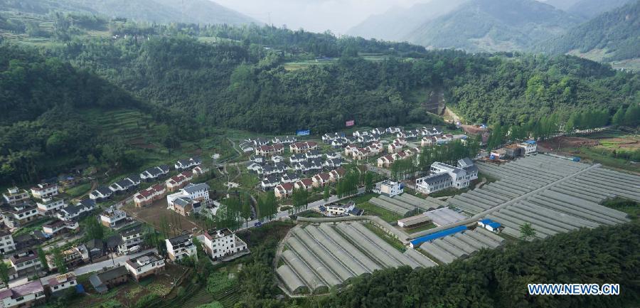 Aerial view of new houses in SW China's Xinchang Town(1/6)