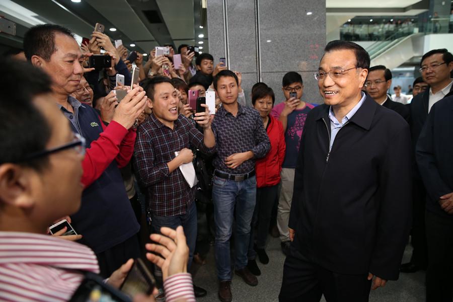 Premier Li Keqiang visits Fujian's new free trade zone(1/5)