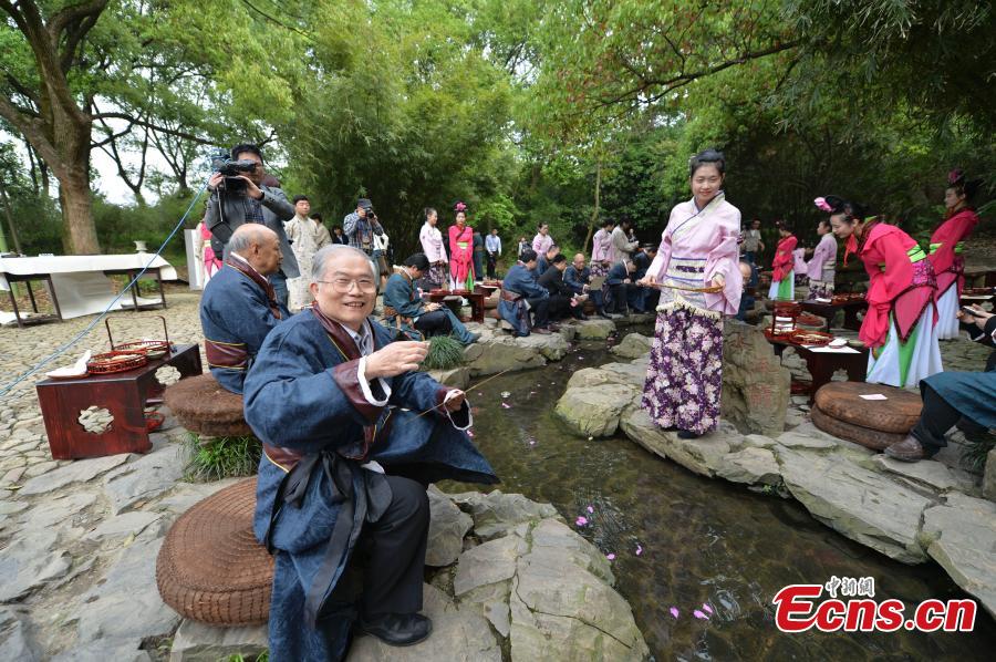 Academics reenact ancient game of drinking wine delivered by stream(1/3)
