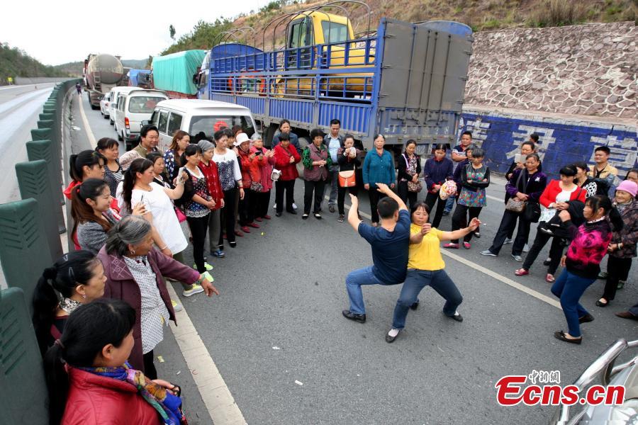 Passengers trapped on highway have fun(1/4)