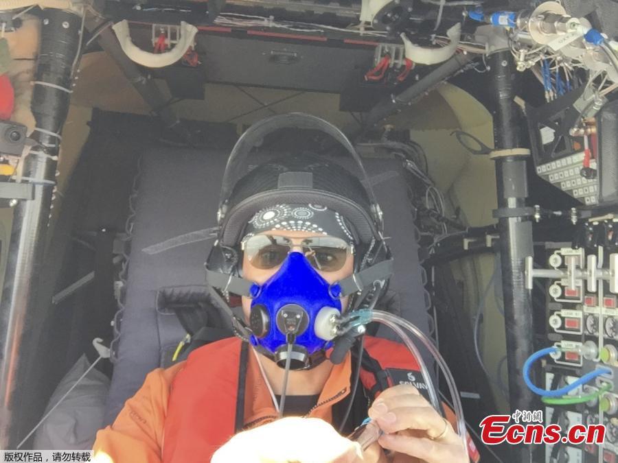 Solar plane pilot takes selfie in air(1/4)