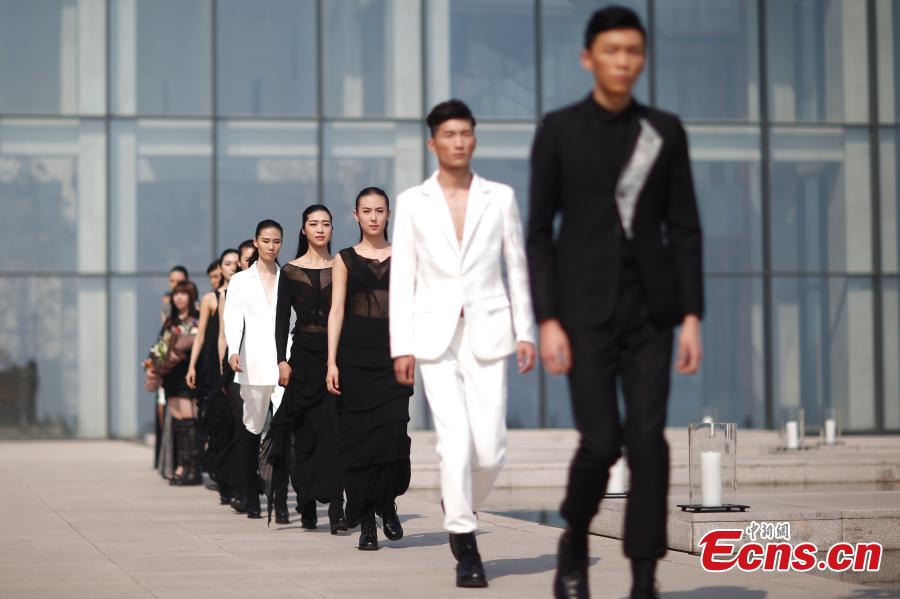 Taiwan designer showcases knitwear in fashion show (1/7)