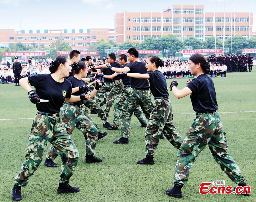 Would-be attendants endure difficult training(1/8)