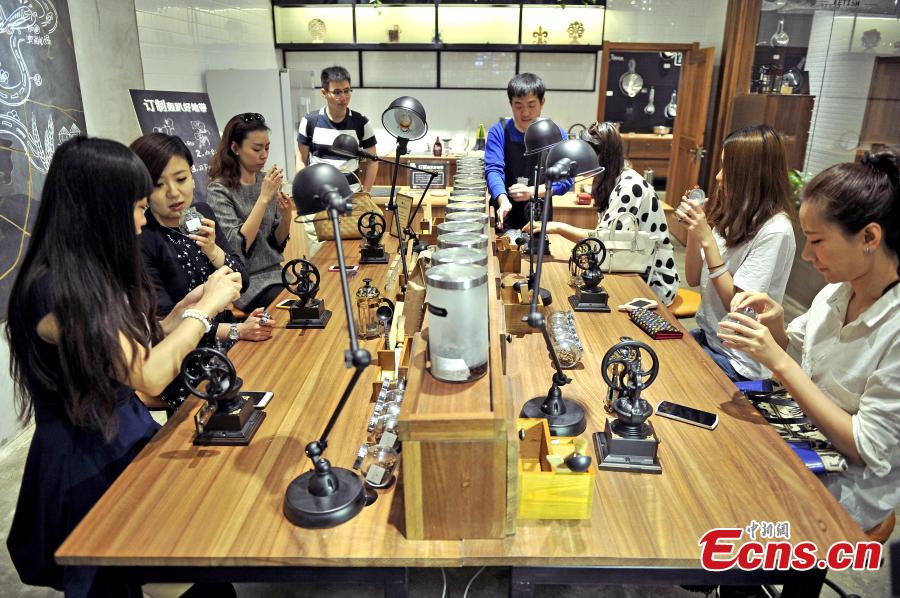 Shopping mall opens O2O experience center (1/4)