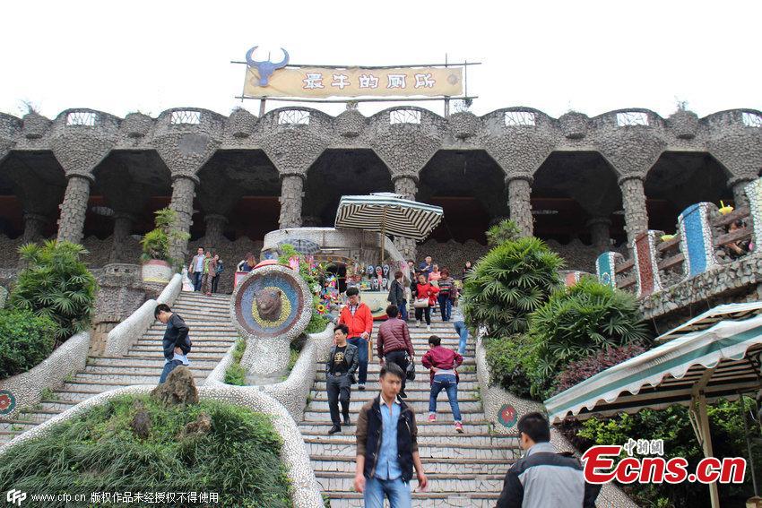 'Coolest toilet' in Chongqing looks like a castle(1/3)