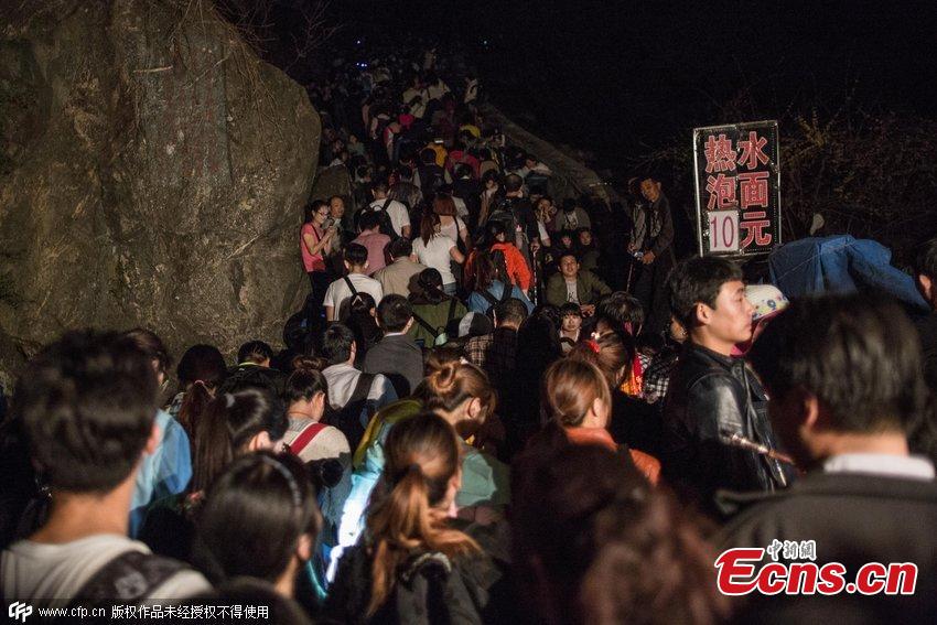 Tourists swarm Mount Taishan even before holiday(1/3)