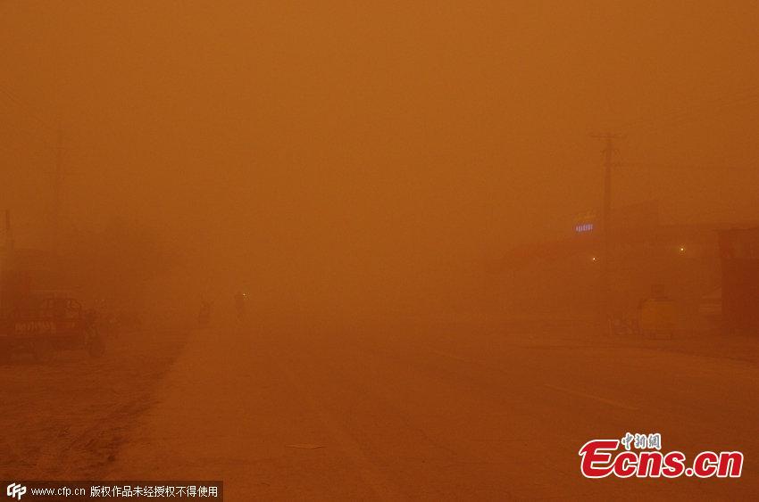 Sandstorm turns day into night in NW Xinjiang county (1/4)