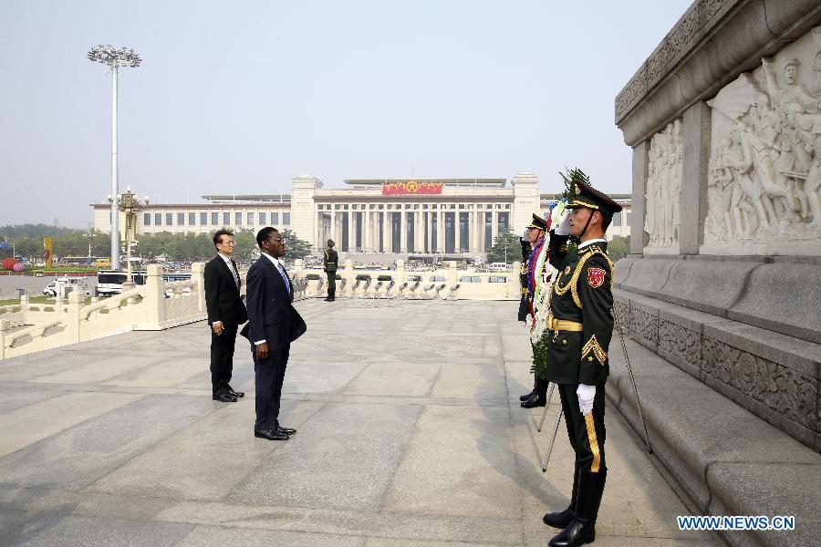 President of Equatorial Guinea pays tribute to Chinese heroes(1/2)