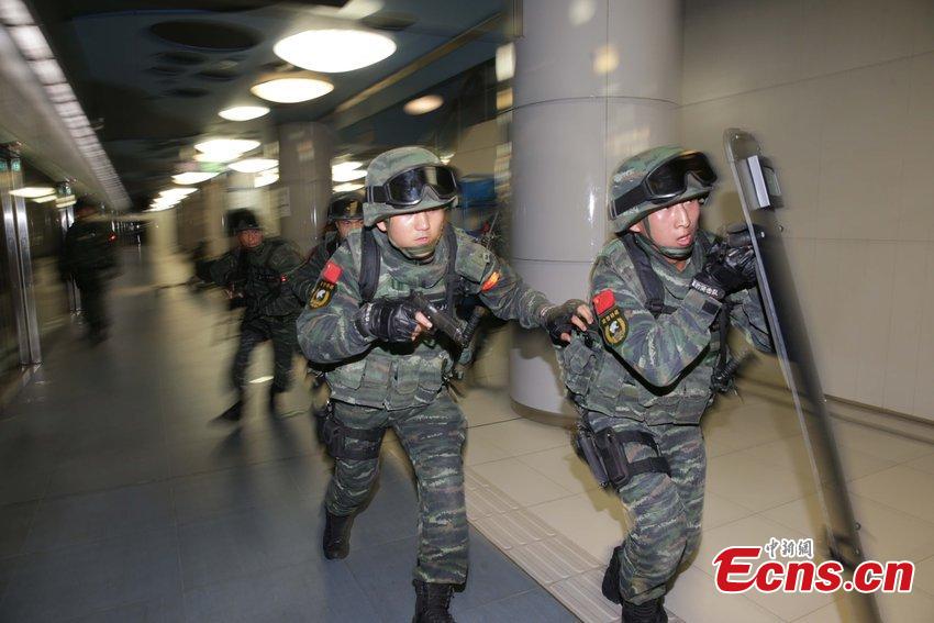 Special police Snow Leopard hold anti-terrorism drill on Beijing subway(1/4)