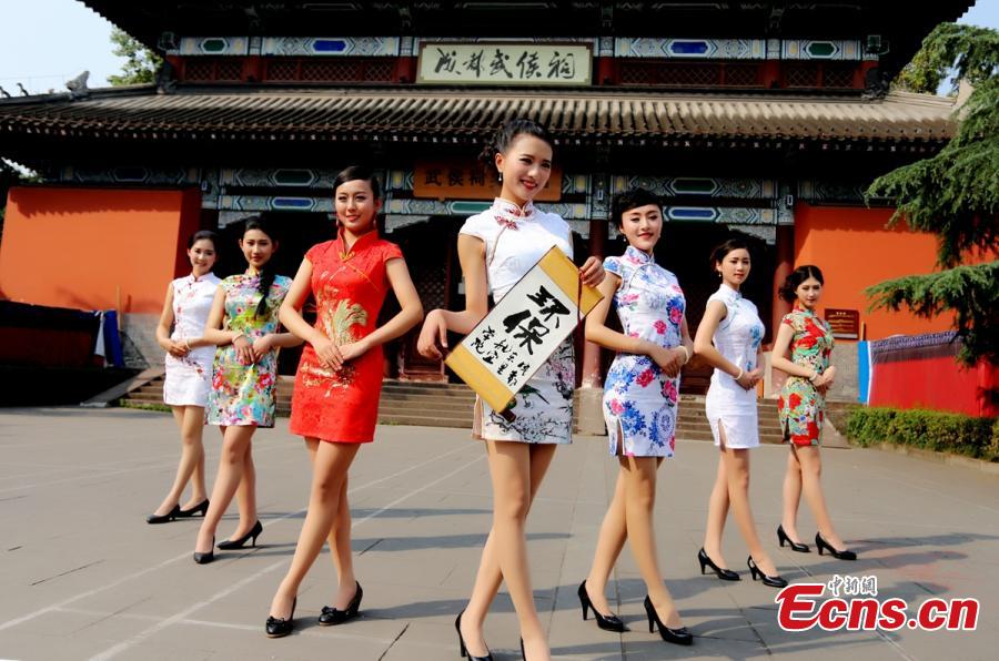 Would-be flight attendants promote 'civilized' tourism(1/10)