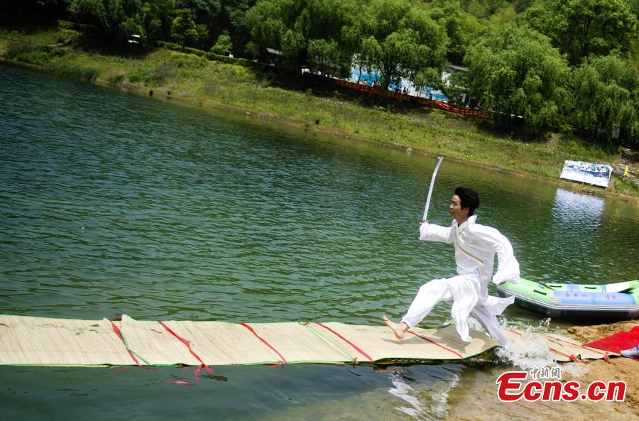 'Floating in water' competition held in Changsha (1/5)