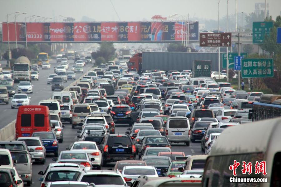 Holiday starts in gridlock for travelers(1/3)