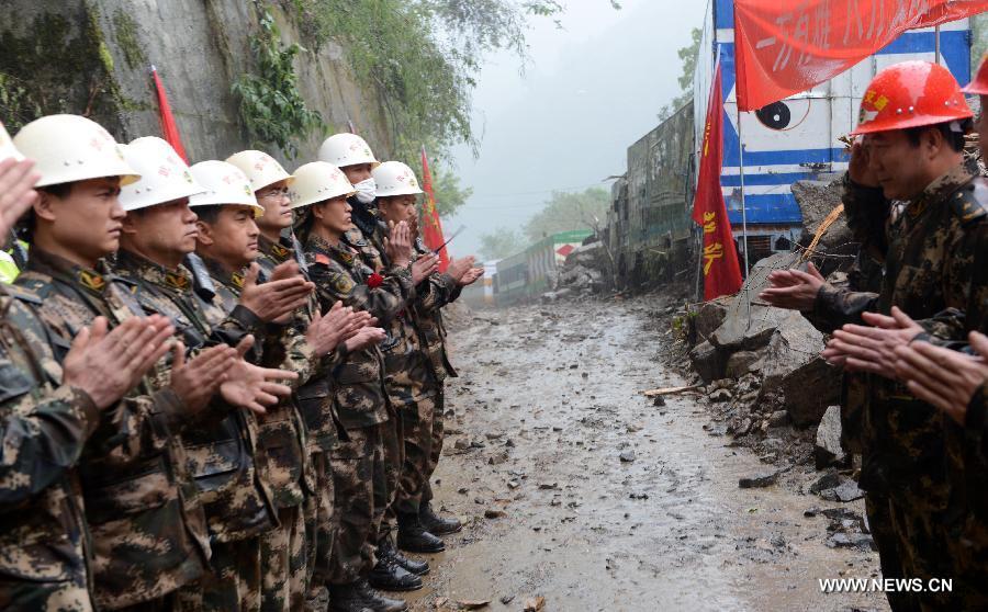 In photo: Quake-hit China-Nepal highway cleared(1/4)