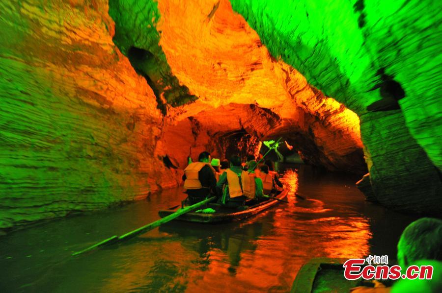 Chongqing underground caves stun visitors (1/4)