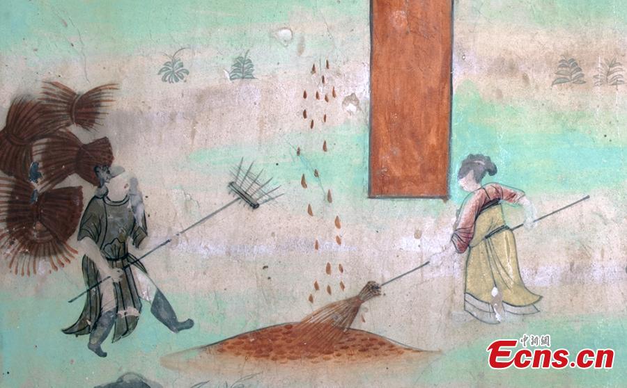 Academy entices tourists with grotto paintings(1/10)